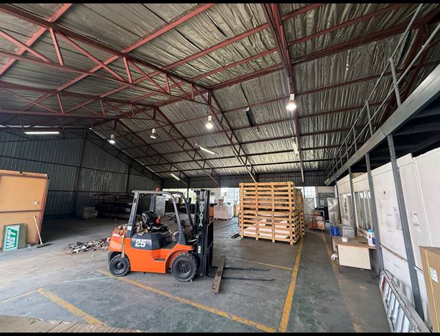 815M² WAREHOUSE TO LET IN JET PARK